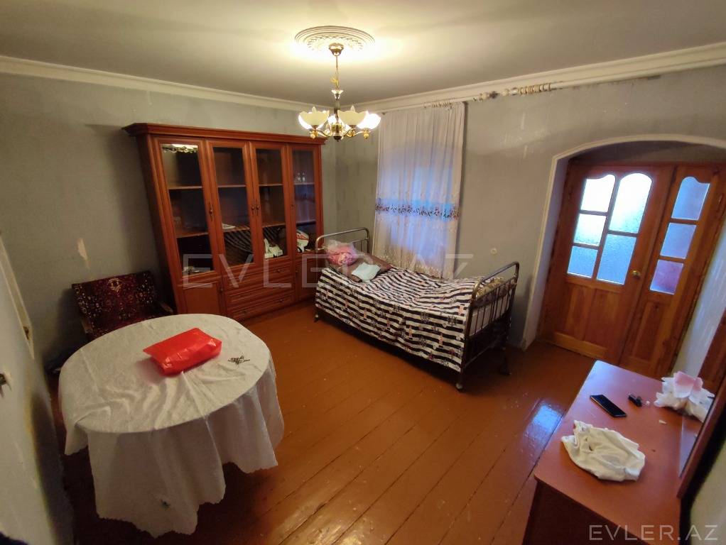 Aylıq, köhnə tikili