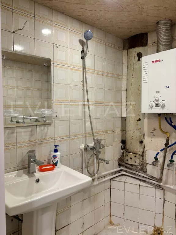 Aylıq, köhnə tikili