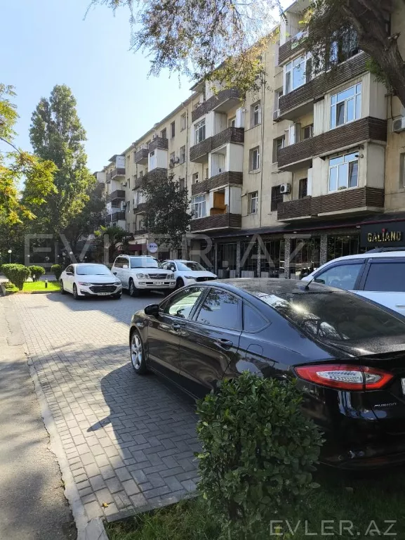 Satılır, köhnə tikili