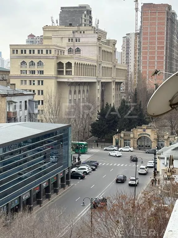 Satılır, köhnə tikili