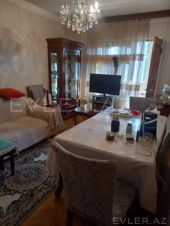Satılır, köhnə tikili