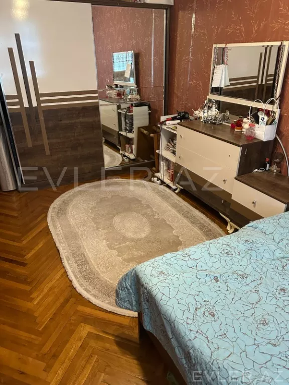 Satılır, köhnə tikili