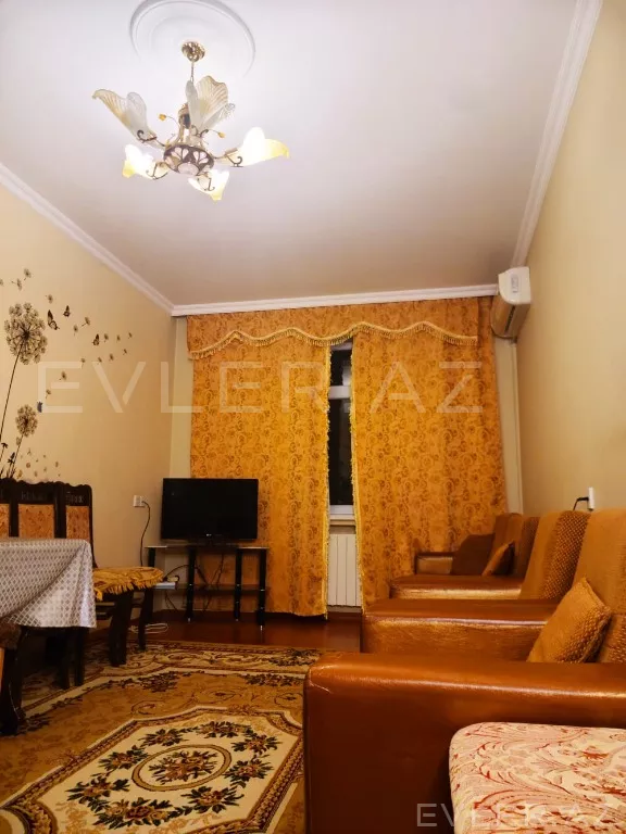 Satılır, köhnə tikili
