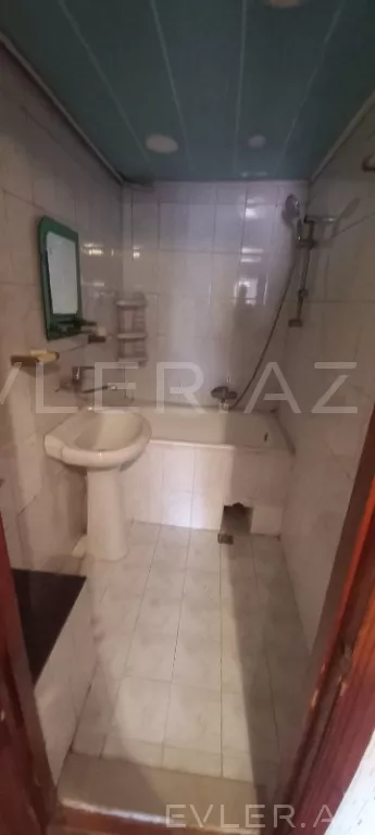 Aylıq, köhnə tikili