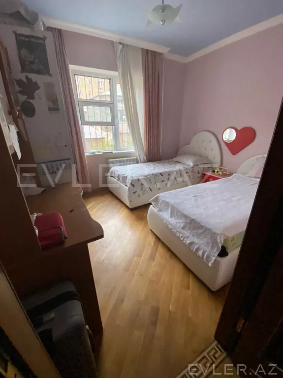 Satılır, köhnə tikili
