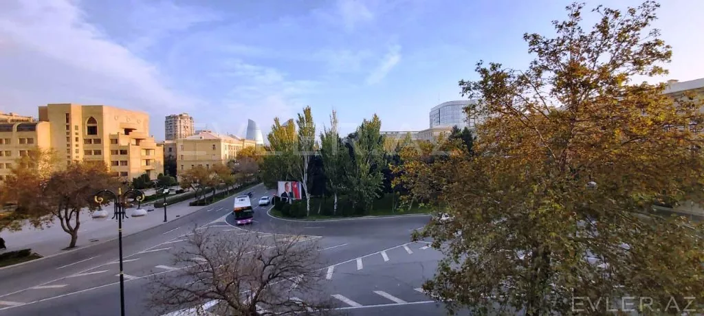 Satılır, köhnə tikili
