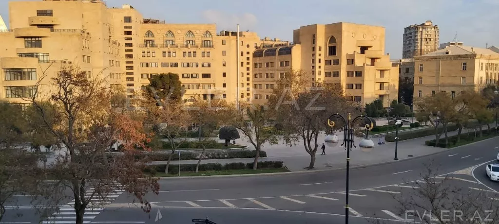 Satılır, köhnə tikili