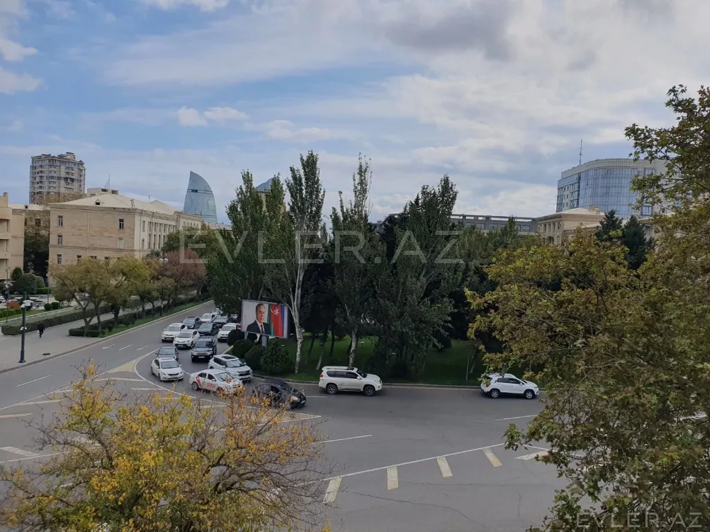 Satılır, köhnə tikili