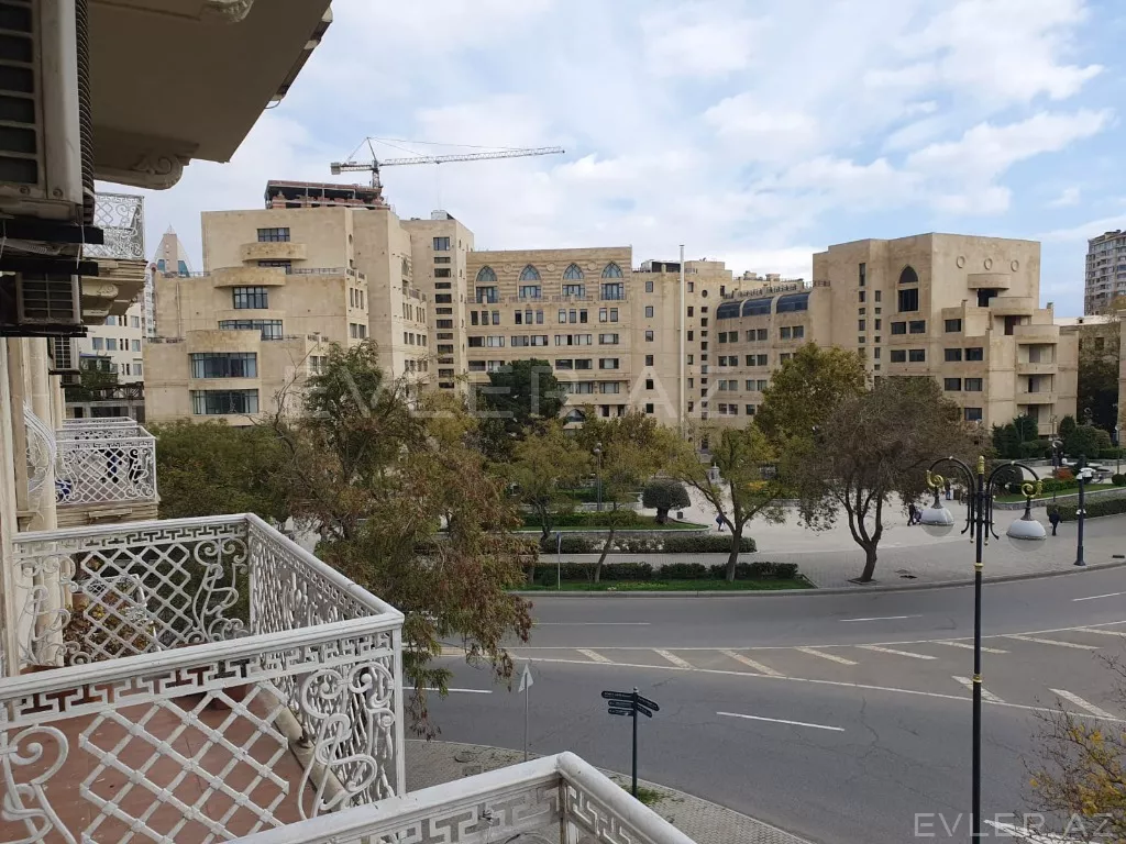Satılır, köhnə tikili